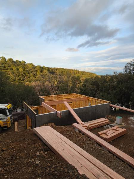 La maison ossature bois et le grand sujet du plancher bois